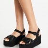 Bombe sandal med korsade remmar och plattform Bombe sandal med korsade remmar och plattform