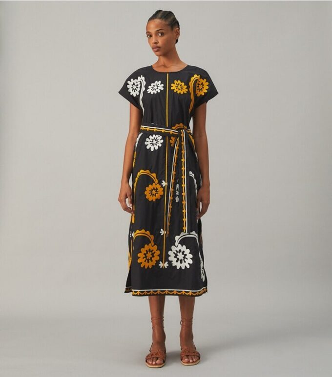Broderad kaftan i bomullspoplin Broderad kaftan i bomullspoplin