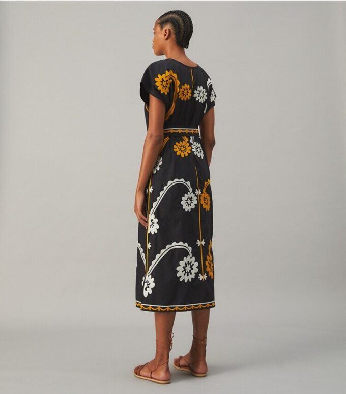 Broderad kaftan i bomullspoplin Broderad kaftan i bomullspoplin