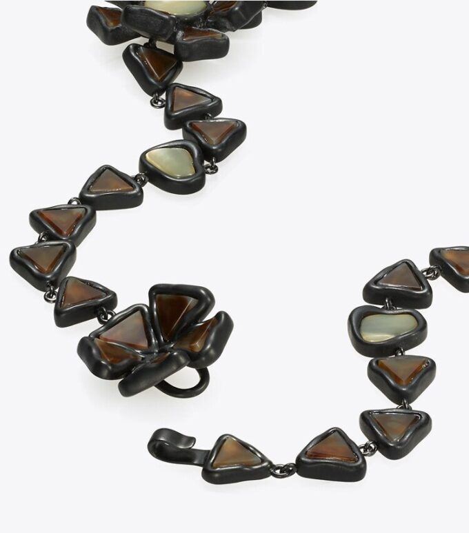Curiosity Halsband med tre strängar i harts Curiosity Halsband med tre strängar i harts