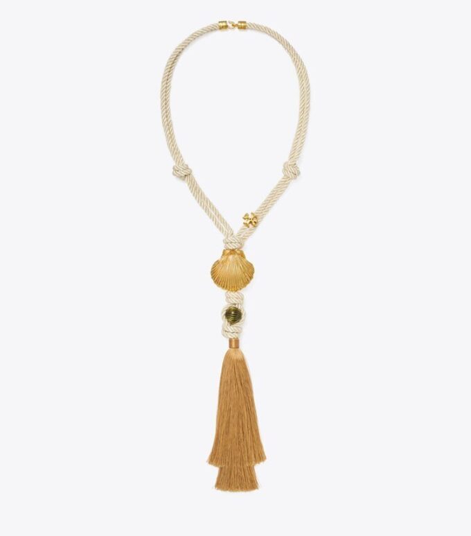 Halsband med hänge i form av snäcka och tofs Halsband med hänge i form av snäcka och tofs