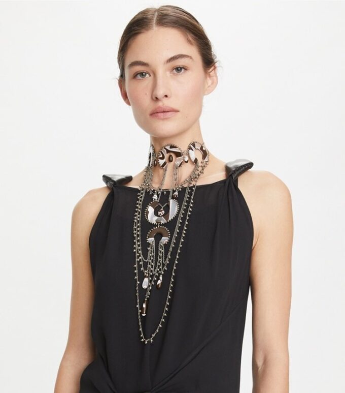 Halsband med pärlor och harts Halsband med pärlor och harts