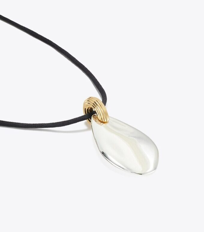 Halsband med stort hänge Halsband med stort hänge