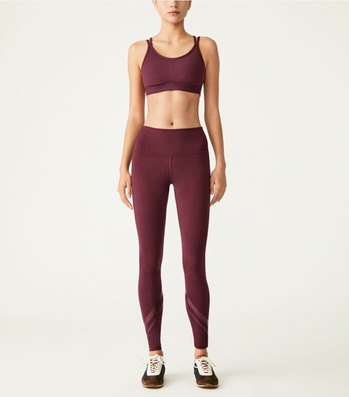 Högmidjade kompressionsleggings med sidfickor och chevronmönster Högmidjade kompressionsleggings med sidfickor och chevronmönster