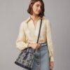 Perry T Monogram liten tote med tre fack Perry T Monogram liten tote med tre fack