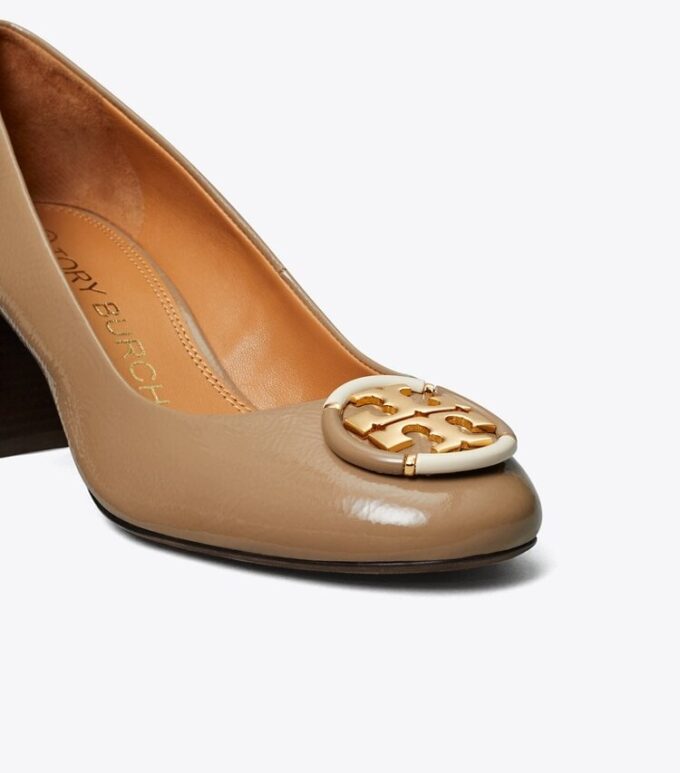 Pumps med flera logotyper