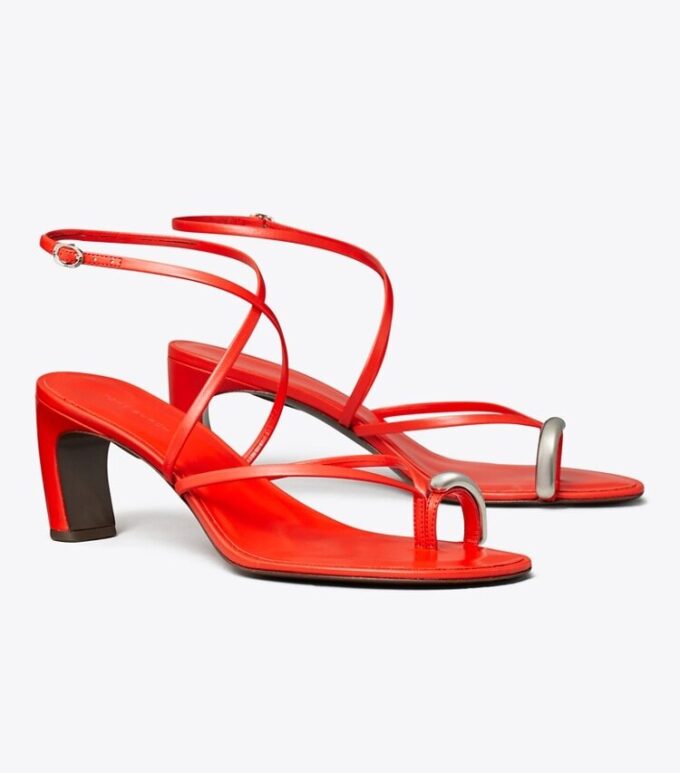 Sandaler med flera remmar och klack Sandaler med flera remmar och klack