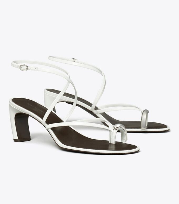 Sandaler med flera remmar och klack Sandaler med flera remmar och klack
