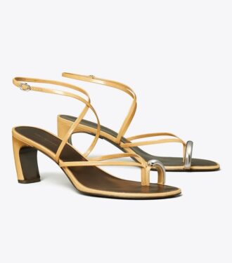 Sandaler med flera remmar och klack