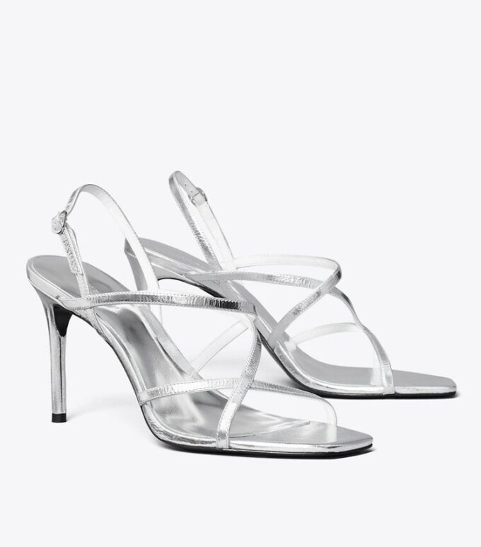 Sandaler med flera remmar och klack Sandaler med flera remmar och klack