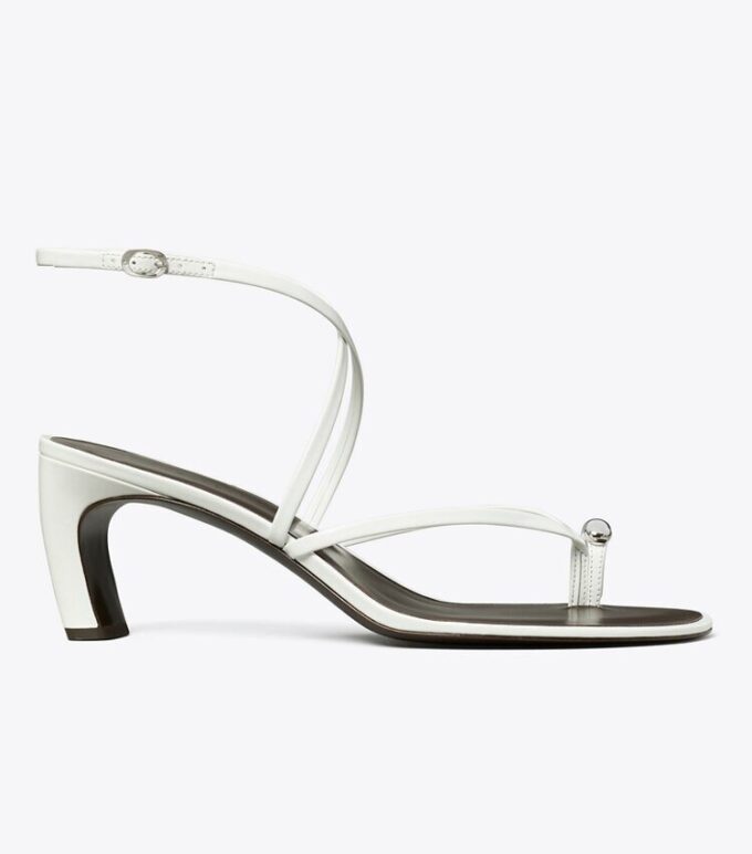 Sandaler med flera remmar och klack Sandaler med flera remmar och klack
