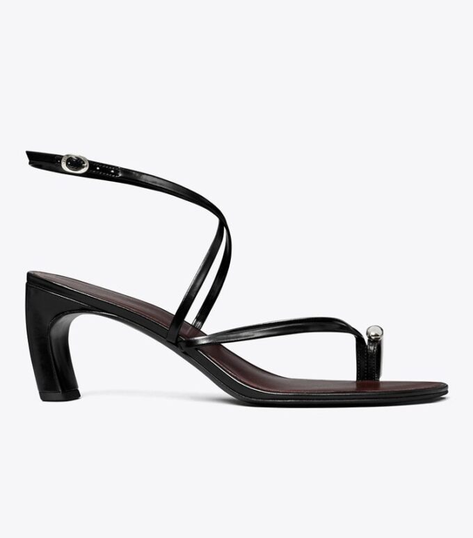 Sandaler med flera remmar och klack Sandaler med flera remmar och klack