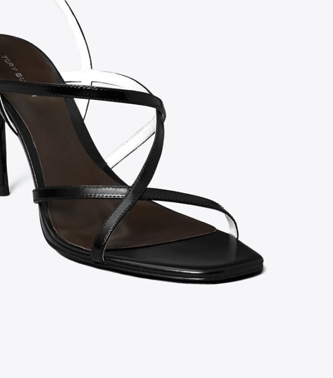 Sandaler med flera remmar och klack Sandaler med flera remmar och klack