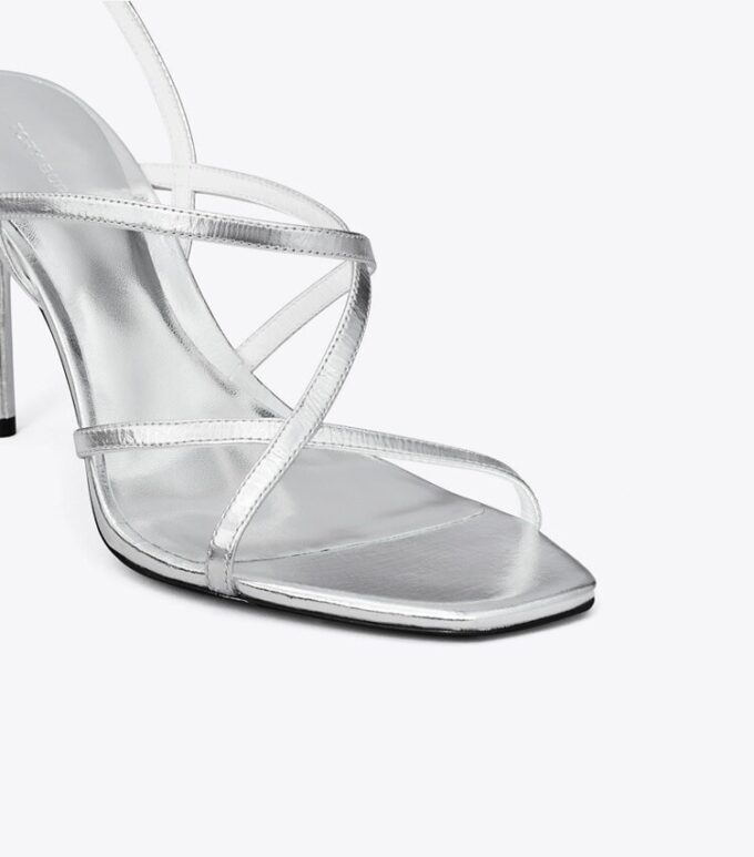 Sandaler med flera remmar och klack Sandaler med flera remmar och klack