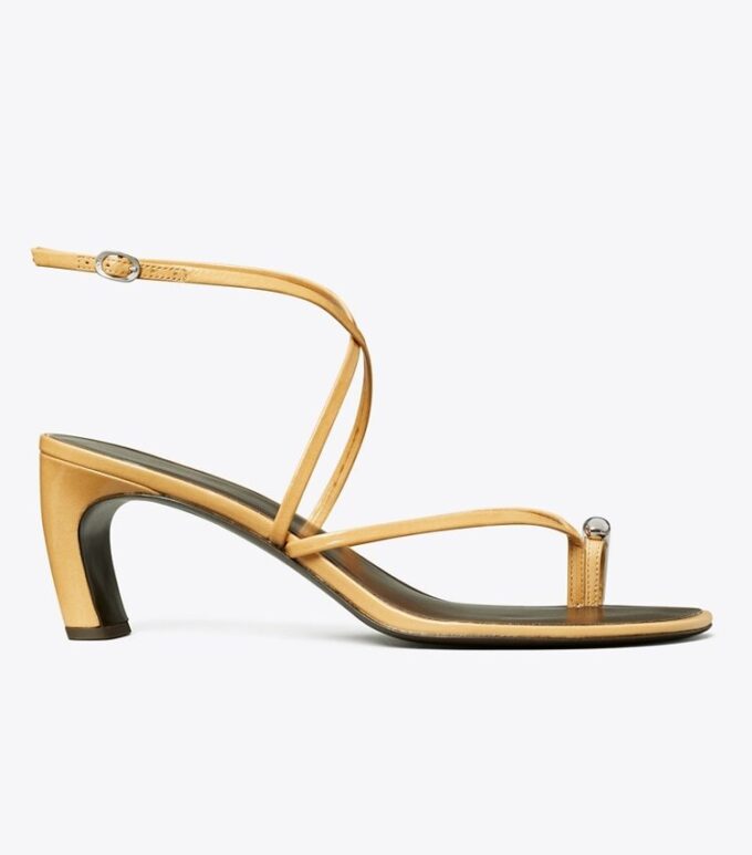Sandaler med flera remmar och klack Sandaler med flera remmar och klack