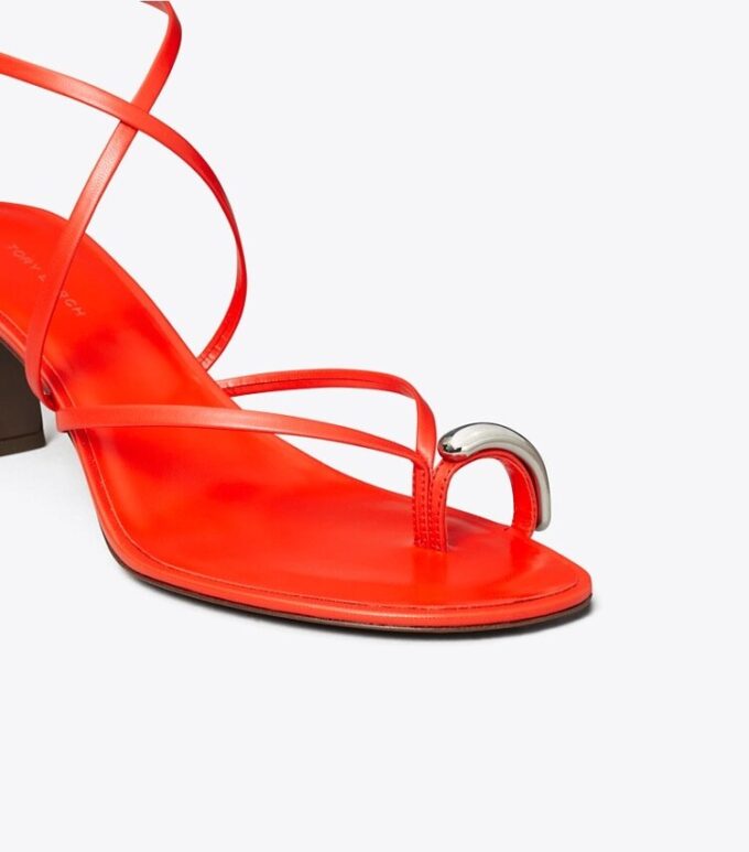 Sandaler med flera remmar och klack Sandaler med flera remmar och klack