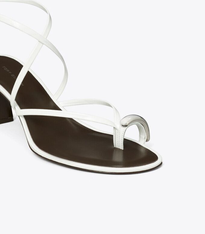 Sandaler med flera remmar och klack Sandaler med flera remmar och klack