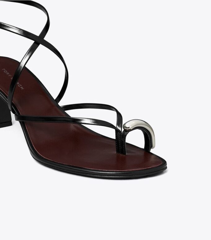 Sandaler med flera remmar och klack Sandaler med flera remmar och klack