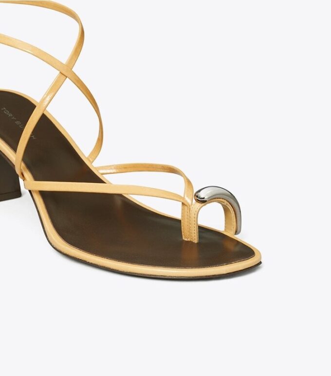 Sandaler med flera remmar och klack Sandaler med flera remmar och klack