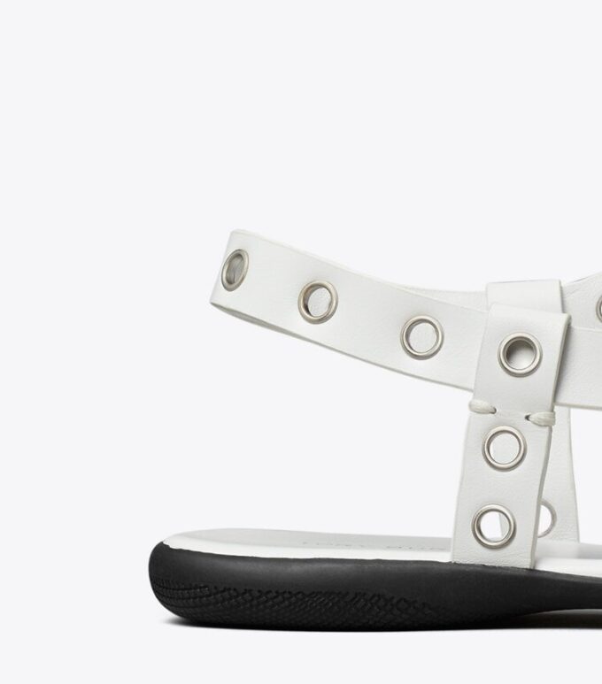 Sandaler med öglor vid tårna