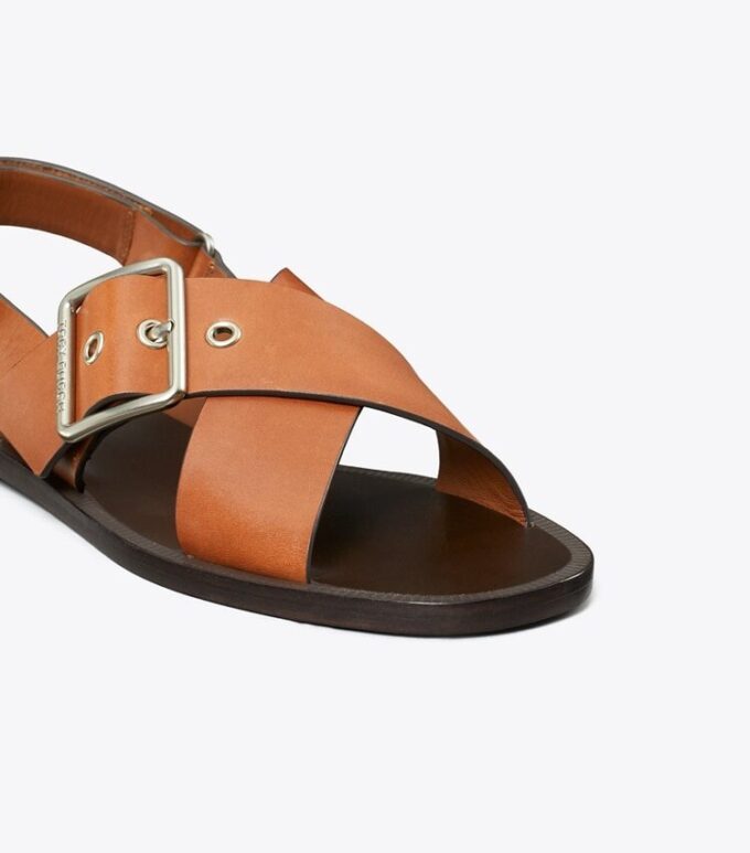 Sandaler med korsade remmar