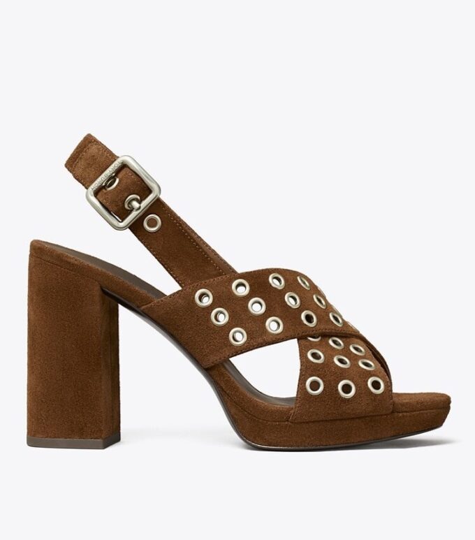 Sandaler med korsade remmar och klack