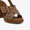 Sandaler med korsade remmar och klack