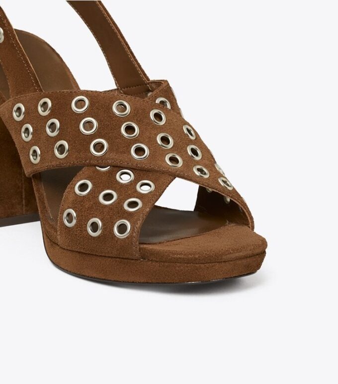 Sandaler med korsade remmar och klack