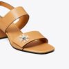 Sandaler med vridlås och klack Sandaler med vridlås och klack