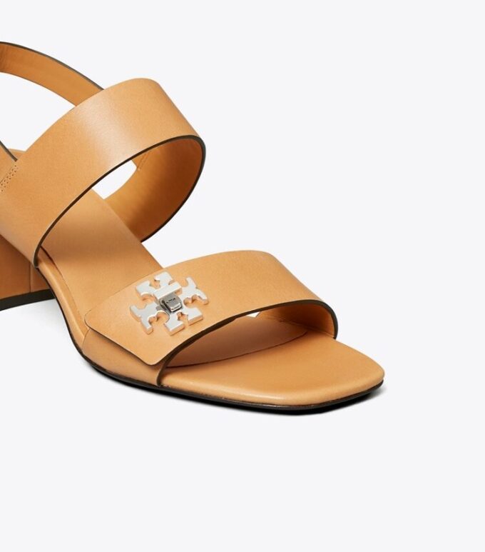 Sandaler med vridlås och klack Sandaler med vridlås och klack