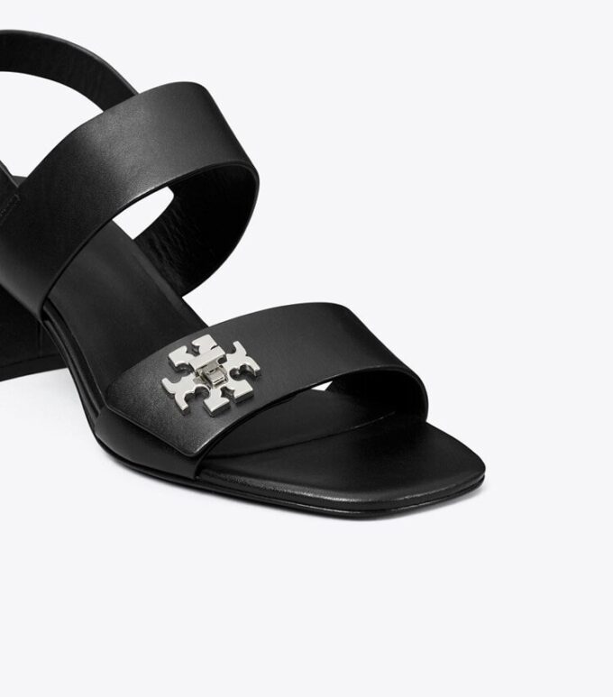 Sandaler med vridlås och klack Sandaler med vridlås och klack