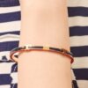 Serif-T emaljerat stapelbart armband Serif-T emaljerat stapelbart armband
