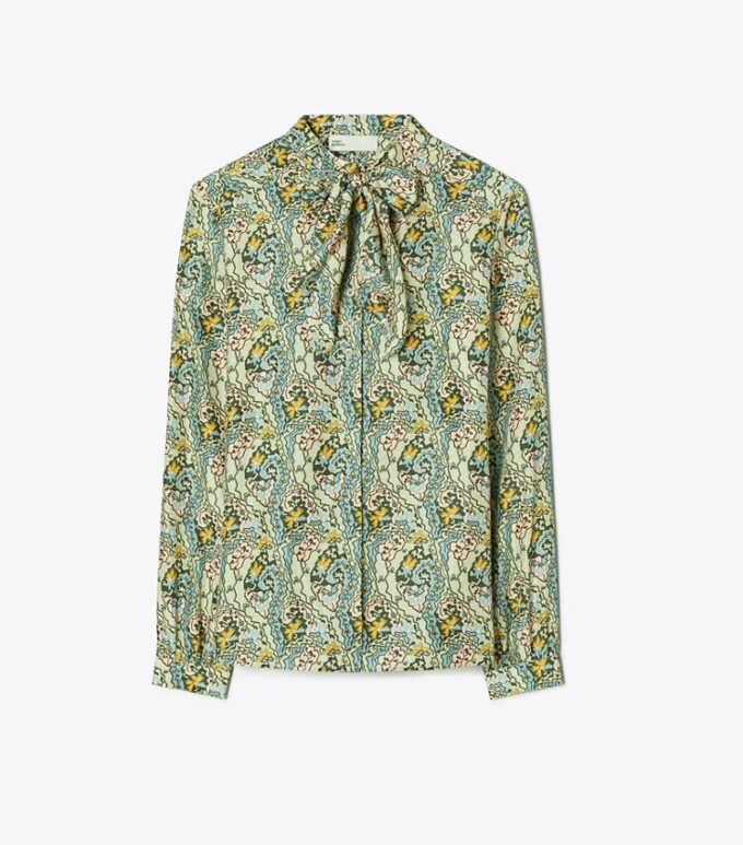 Silkesblus med rosett Silkesblus med rosett