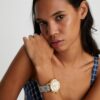 T Monogram Tory Watch, marinblå/guldfärgat rostfritt stål, 37 x 37 mm T Monogram Tory Watch, marinblå/guldfärgat rostfritt stål, 37 x 37 mm
